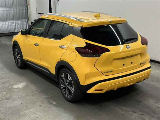 2020 Yellow Nissan Kicks
