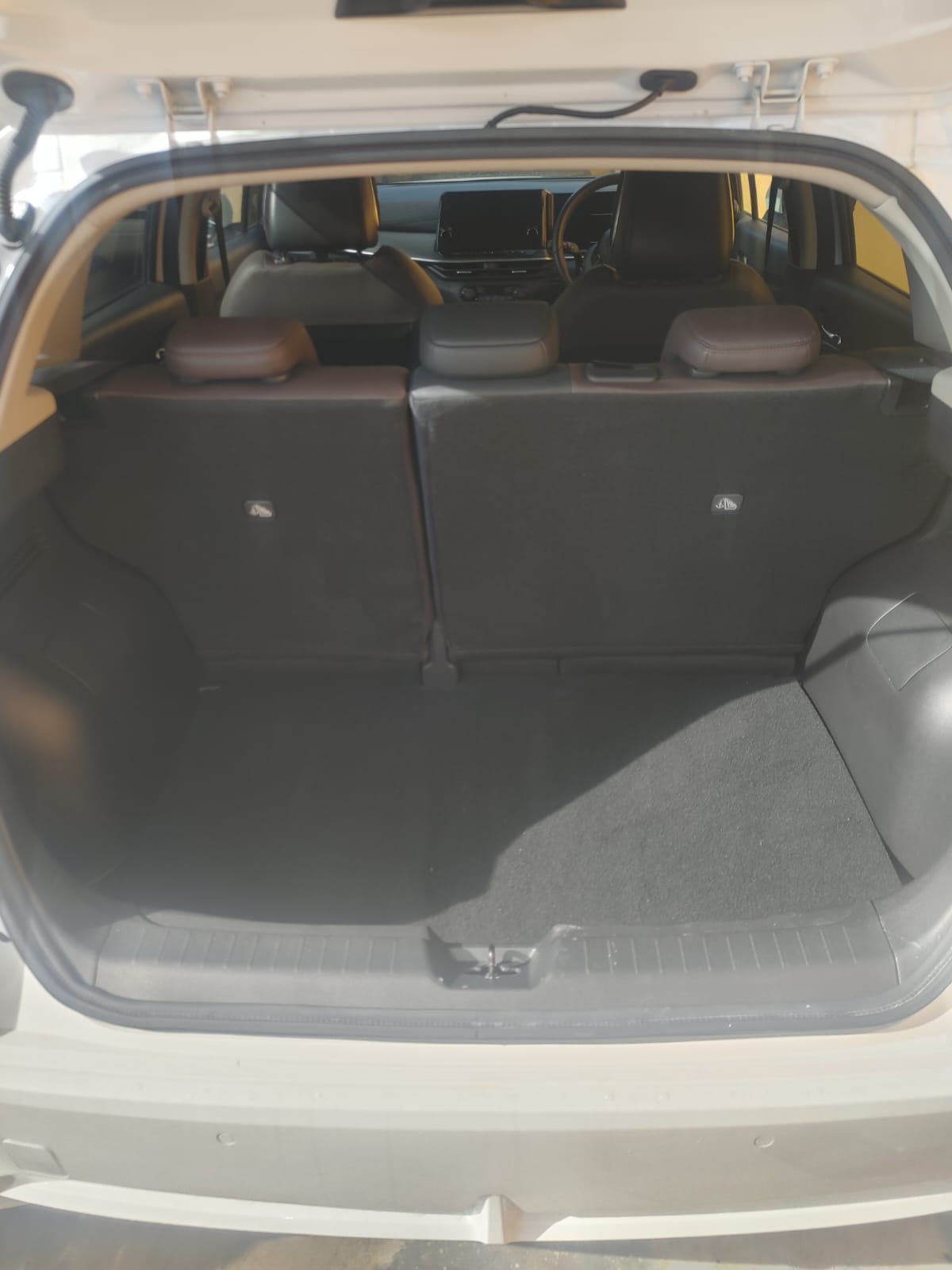 2024 White Nissan Aura