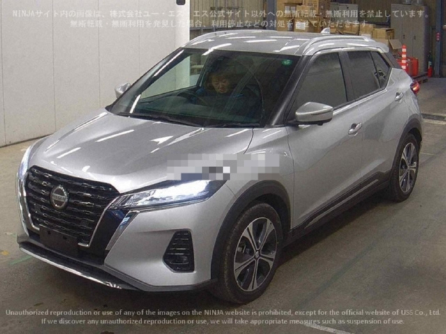 2023 Silver Nissan Kicks