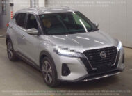 2023 Silver Nissan Kicks