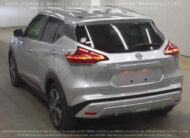 2023 Silver Nissan Kicks