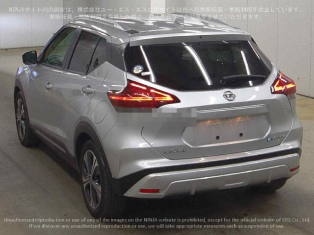 2023 Silver Nissan Kicks