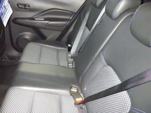 2023 Silver Nissan Kicks