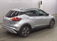 2023 Silver Nissan Kicks
