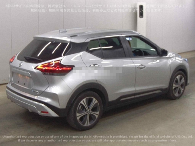 2023 Silver Nissan Kicks