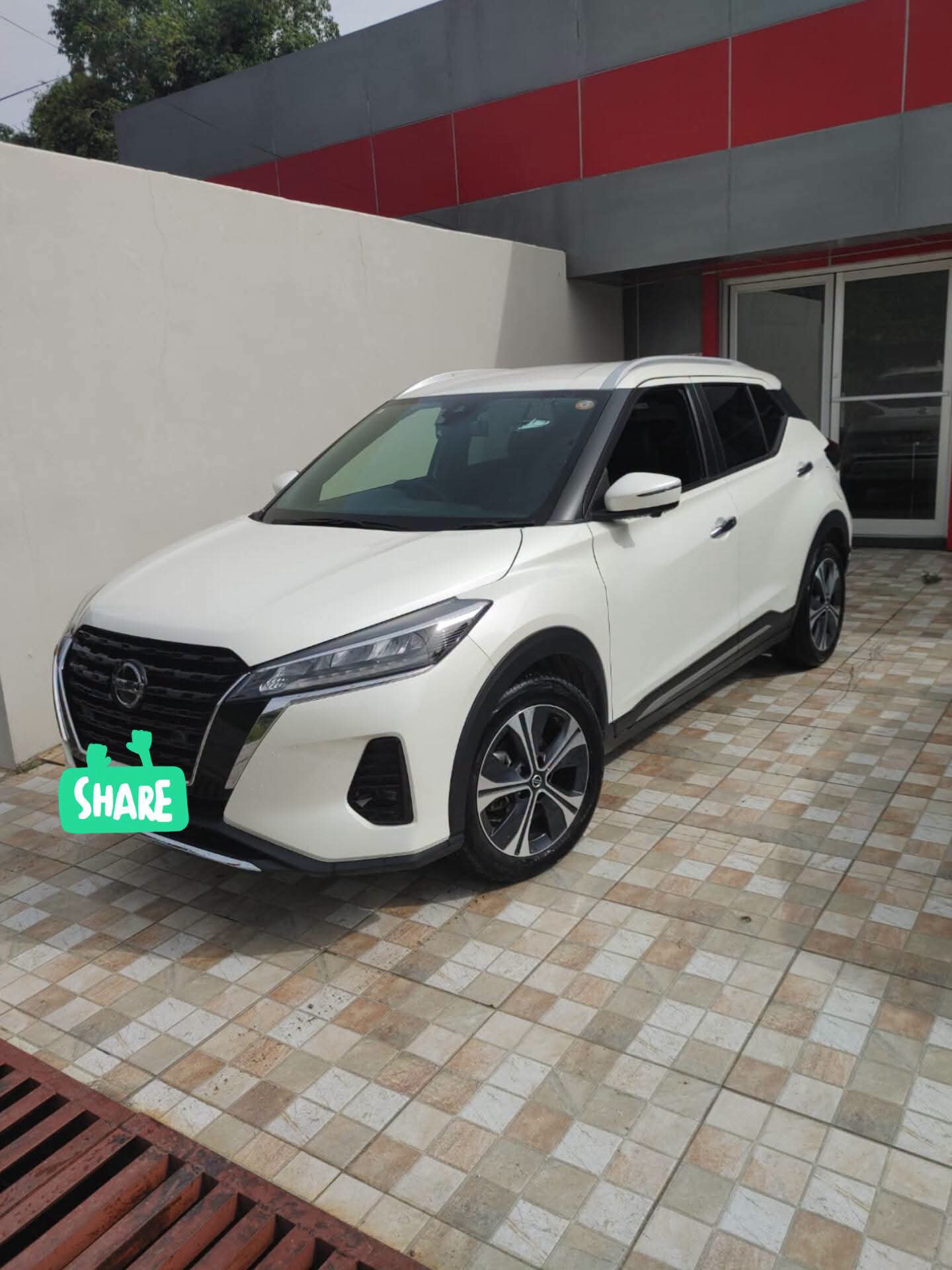 2023 White Nissan Kicks