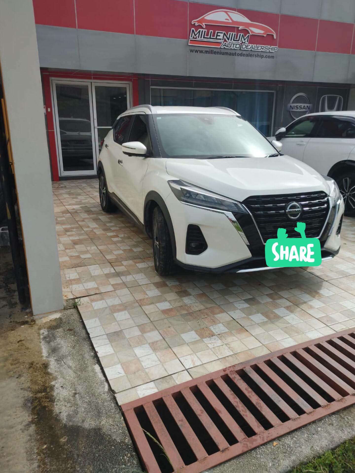2023 White Nissan Kicks