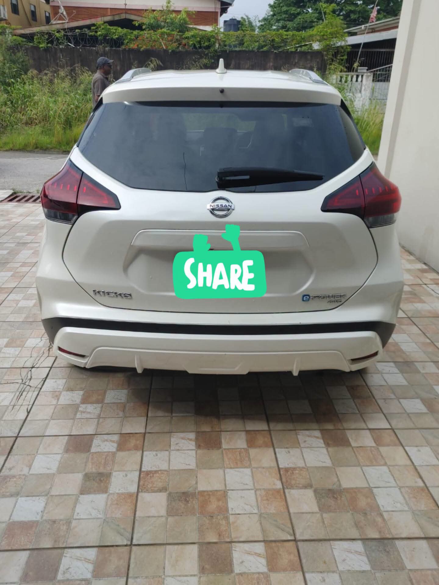 2023 White Nissan Kicks