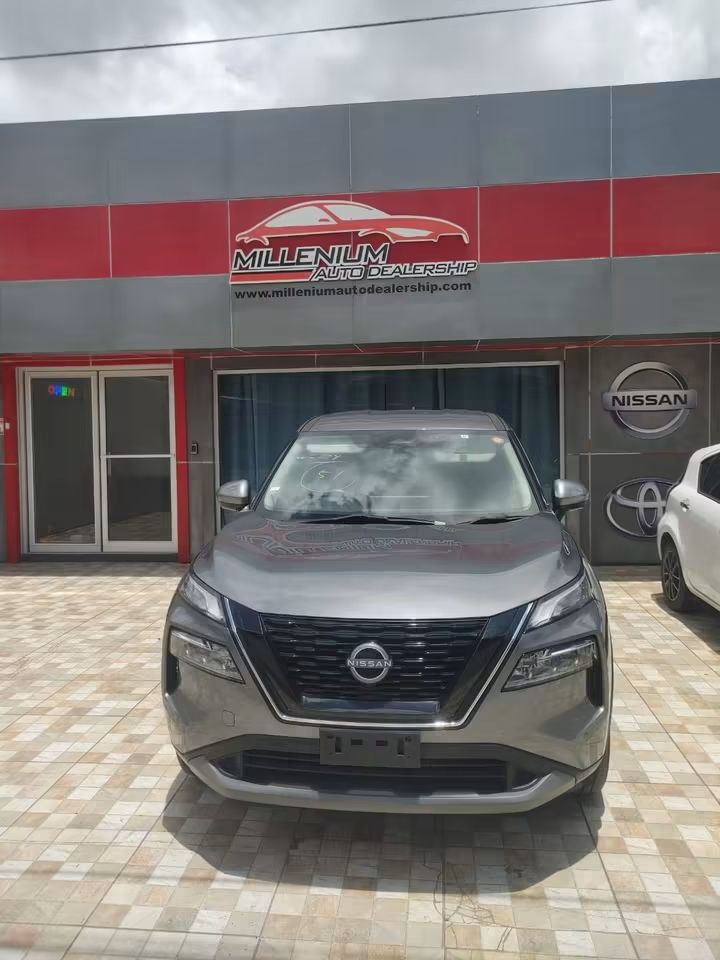 2023 Grey Nissan Xtrail